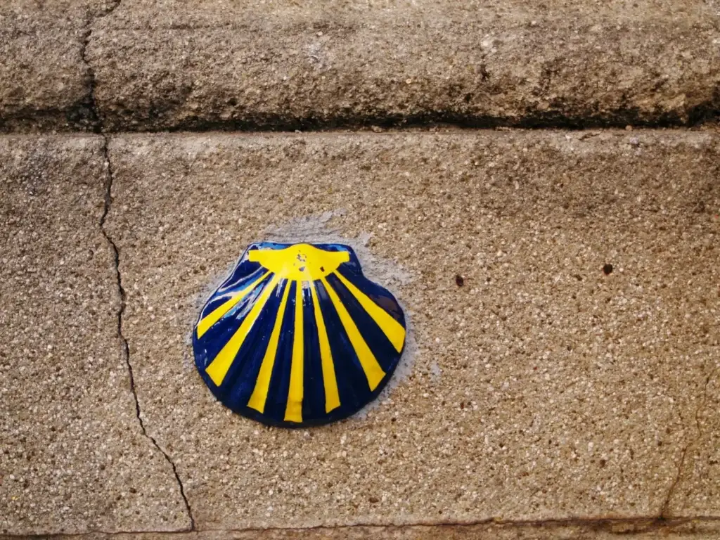 Une balise de coquille St Jacques qui évoque le chemin vers l'autonomie au quotidien.