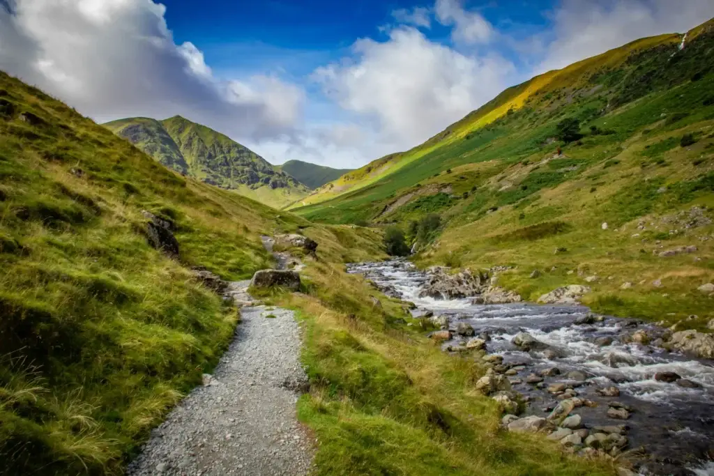 Un sentier lisible en montagne qui guide et mène vers les progrès en anglais professionnel